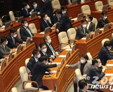 '마스크' 국회, '코로나3법' 의결… '코로나특위'도 구성