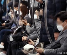 29번 확진자 등장에 80%, 위기경보 '심각'에 90%가 마스크 착용