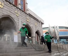 코로나 주감염지 된 교회…예배 포기 못하는 속사정