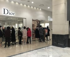 코로나도 못 막는 '명품 사랑'...이 와중에도 줄 서기 