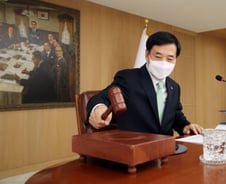 금리 인하 기대 저버린 한은…악재가 되다