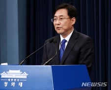 靑 "중국인 입국 눈치보기 아냐, 최선·실효 방안 검토한것"