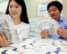 "소비하라!"…가구당 50만원 상품권 뿌린다