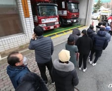 마스크 2시 판매인데…시골 우체국 앞 아침부터 빗속 대기