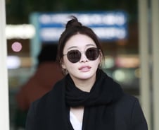 가수 청하 스태프 코로나 확진…청하는 '음성'