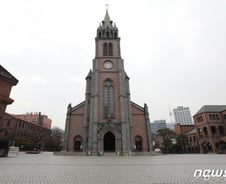 '처음 해보는' 재택근무·온라인예배…일상이 바뀌었다