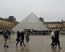 자고 일어나면 '확진 또 확진'…佛 루브르도 문닫았다