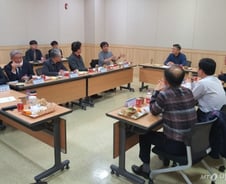 "확진자, 중·경증 분리…전국 의료기관으로 분산해야"