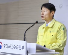 '개학연기'로 안쓴 초·중·고 비축 마스크, 대구·경북에 푼다