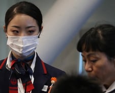 "마스크 부족한 日, 2~3회 쓰기 제안 검토"