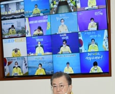 [속보]文대통령 "코로나추경 4일 제출, 30조원 직간접 투입"