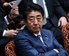 아베가 몰고 온 휴교 폭풍…"애 데리고 출근"