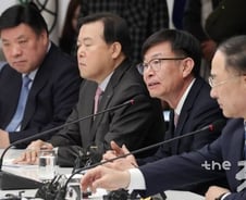 靑, '마스크 대란' 해결책으로 '약국' 고른 이유는?