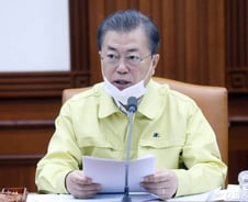 '코로나19' 환자 43일만에 5000명 돌파…文 "마스크 불편 국민께 송구"