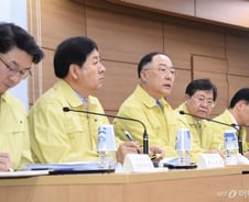 코로나19 직격탄 맞은 소상공인·中企...추경 2.4조 투입