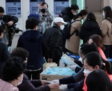 회사 안에서 마스크?…3가지조건 갖추면 안 써도 된다