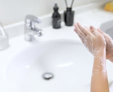 긴 손톱에 반지까지…깨끗하게 손 씻어도 '꽝'