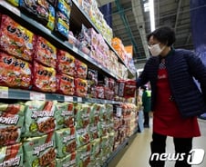 마스크만 구하기 힘든 게 아니다…주목 받는 라면株 