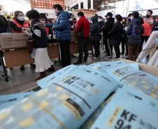 '마스크 5부제'에 누리꾼 격론…"1주 2매 적다" VS "사재기 해법"