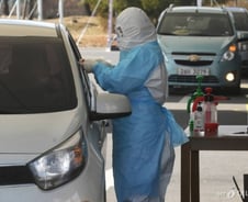 환기시간 아끼니 100명도 가능…'드라이브 스루' 진료소 극찬받는 비결