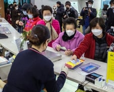 우체국 마스크, 오늘부터 인당 1매씩만 판다…줄 설까? 말까?
