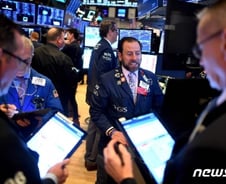 [뉴욕마감] 코로나 불확실성에 다우 3.58% 급락