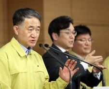 '코로나19' 신규 확진자 200명대로 '뚝'…"아직 안심 일러"