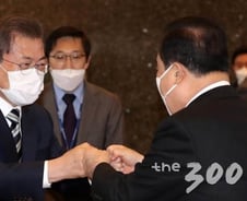 [속보]文 "낙관은 금물, 소규모 집단감염 이어져"