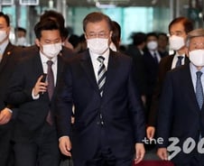 [속보]文 "코로나19 확진자 줄어드는 추세, 국민께 존경과 감사"