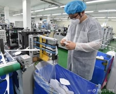 "주민센터 통한 마스크 배분, 약국에 비해 비효율적"