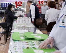 마스크 없다고 하자, 약국서 낫들고 협박한 60대 체포