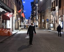 확진자 1만명 이탈리아는 지금 "코로나 사망 남편과 집에…"