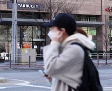 '집단감염' 신천지·콜센터 공통점, '다닥다닥' 붙어 말했다