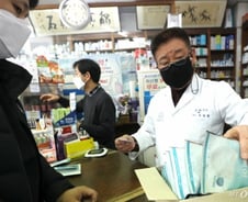 [단독]'약국 넉다운 막아라' 정부, 마스크 판매수익 '면세'