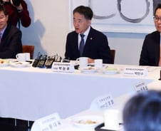 박능후 "코로나19 병상 위해 음압격리실 수가 현실화"