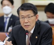 코스피 1600, 코스닥 400....입 다문 은성수 금융위원장