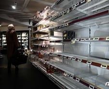 유럽, 코로나 확진자 6만7000명…"5인 이상 행사 금지" 초강수 대응