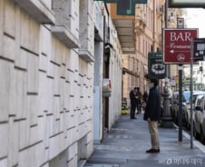 정부 "유럽 입국자 중 코로나19 확진자 4명…특별입국절차 확대"