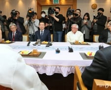 "'큰 불' 잡힌 콜센터…교회는 남은 '불쏘시개'?"