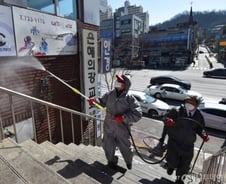 방역당국 "사회적 거리두기, 중단 시점 논의할 단계 아냐"