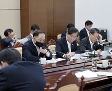 [속보]文 "전세계 확산 코로나19, 국내유입 철저히 차단"