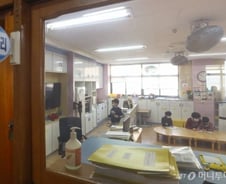 "애 보며 재택근무 양쪽에서 눈치…이젠 휴직할 수밖에"