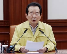 정세균 "거리두기 멈출 때 아냐…개학연기, 안전이 최우선"