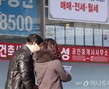 서초·강남 아파트 절반, 공시가 9억 넘었다