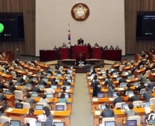 쪼개고 붙여 며칠만에 부실설계... '건강한 진영의식' 흔들린다