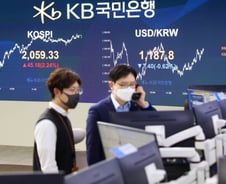 "싸도 안 사요"…자산가치 '반의 반' 된 금융株 주가