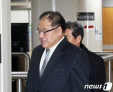 내각·국회는 '병풍'…권력 독식 靑, 극단적 진영갈등 키웠다