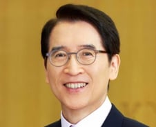 [MT리포트]신창재 회장, 60년 교보생명 경영권 지킬까