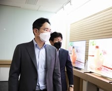 [단독]삼성이 공수한 마스크 1억장 넘본다