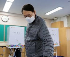 [사진] [단독]2개월여 만에 모습 드러낸 윤석열 검찰총장…누구 찍었나?